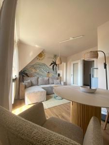 a living room with a couch and a table at Küstenbutze Büsum in Büsum