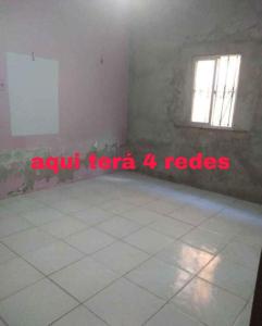 Habitación vacía con ventana y suelo de baldosa. en Casa REDÁRIO Cop 30, en Belém