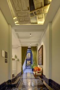 un soggiorno con divano e soffitto di Roso Guest House a Città del Messico