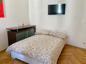 Ένα ή περισσότερα κρεβάτια σε δωμάτιο στο Premium Apartment with Shared Balcony & Free Parking