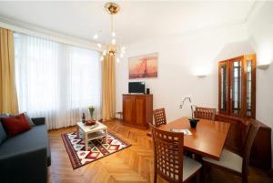 Μια τηλεόραση ή/και κέντρο ψυχαγωγίας στο Premium Apartment with Shared Balcony & Free Parking