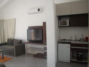 a small living room with a couch and a kitchen at Rumbo 020 Apart in Merlo