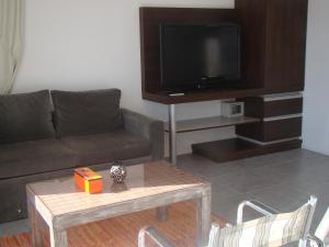 sala de estar con sofá y mesa de centro en Rumbo 020 Apart en Merlo