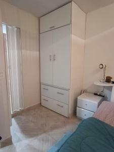 ein Schlafzimmer mit einem großen weißen Schrank und einem Bett in der Unterkunft Apartment in Lechería, Beach, Marina, Shopping in El Morto de Barcelona + 5 Fotos