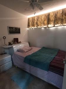 ein Schlafzimmer mit einem Bett und einem Deckenventilator in der Unterkunft Apartment in Lechería, Beach, Marina, Shopping in El Morto de Barcelona