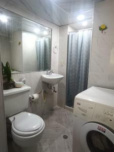 ein Badezimmer mit einer weißen Toilette und einem Waschbecken in der Unterkunft Apartment in Lechería, Beach, Marina, Shopping in El Morto de Barcelona