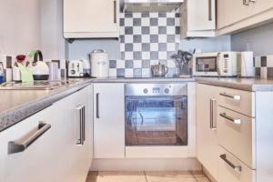 Kuchyň nebo kuchyňský kout v ubytování Blue Cove Apartment, Portrush