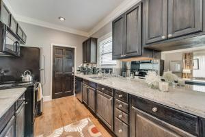 Η κουζίνα ή μικρή κουζίνα στο Spacious 1br Dallas Retreat Big Private Balcony +16 φωτογραφίες