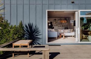Ruang duduk di Prime Beachfront Retreat