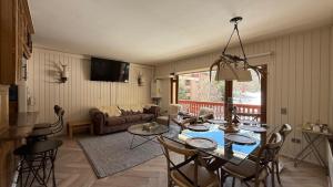 a living room with a table and a couch at Vista Nevada in Nevados de Chillan