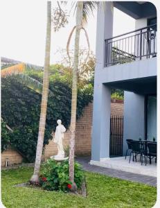Κήπος έξω από το Nyumbani place that means home