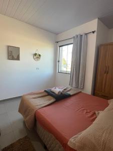 a bedroom with a bed and a window at Apartamento 06 próximo ao Paraguai in Foz do Iguaçu