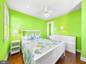 Postel nebo postele na pokoji v ubytování Ocean Side Private Yard Beach Badges Deck Patio Wifi Washer & Dryer Keurig