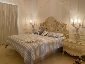 a bedroom with a large bed with a white and blue blanket at Mansión Leonor in Bernal
