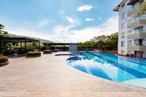 a swimming pool on the side of a building at Apartamento San Jerónimo - Antioquia in San Jerónimo
