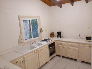 Nhà bếp/bếp nhỏ tại L'Authentique Sikryé +4 ảnh