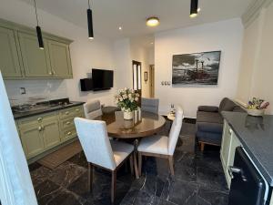 a kitchen and living room with a table and chairs at Napoleon en ValQuirico in Santeagueda