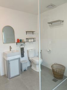 Ένα μπάνιο στο Aza Sunset Villa +7 φωτογραφίες
