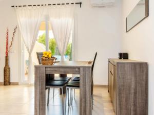 Fotografie z fotogalerie ubytování Stylish Island Villa with Sunlit Garden v destinaci Cacla D'or