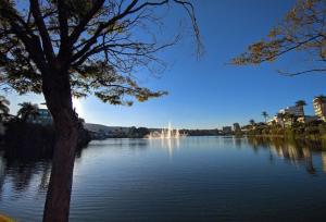 a large lake with a fountain in the middle at hotel no centro in Sete Lagoas