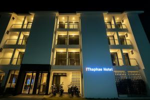 ein Gebäude mit einem blauen Schild auf der Seite in der Unterkunft iThaphae Hotel in Chiang Mai