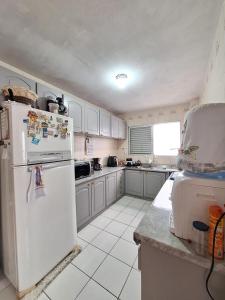 Dapur atau dapur kecil di Apto 700mts do mar para 10 pessoas +2 gambar