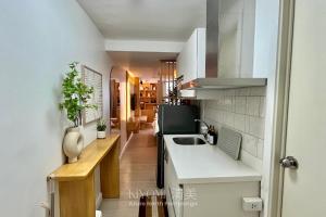 una cocina con fregadero y encimera en Kiyomi - Japandi Style Unit with Stunning Beach View, en San Fernando