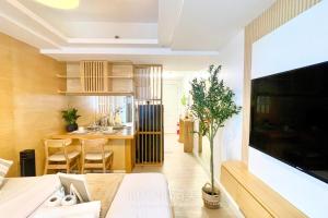 Una sala de estar con cocina y comedor. en Kiyomi - Japandi Style Unit with Stunning Beach View, en San Fernando