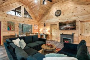 ein Wohnzimmer mit Couch und Kamin in der Unterkunft Brand New Cabin close to PForge and GBurg in Sevierville