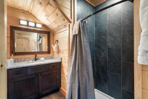 ein Badezimmer mit Dusche und Waschbecken in der Unterkunft Brand New Cabin close to PForge and GBurg in Sevierville + 39 Fotos