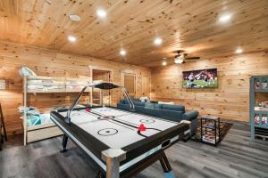 ein Spielezimmer mit einem Billardtisch in einer Hütte in der Unterkunft Brand New Cabin close to PForge and GBurg in Sevierville
