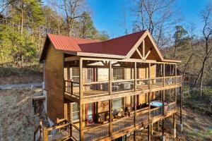 eine Darstellung eines Hauses mit einem roten Dach in der Unterkunft Brand New Cabin close to PForge and GBurg in Sevierville