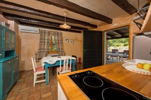 Villa Boljuncica في Boljun: مطبخ مع كونتر وطاولة مع غرفة طعام