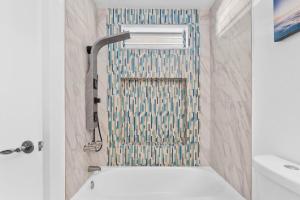 Ένα μπάνιο στο Casa Aloha Designer Condo w Oceanfront Pool +27 φωτογραφίες