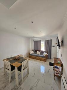 a living room with a table and a couch at Rincon de Mayo in Tandil +4 photos