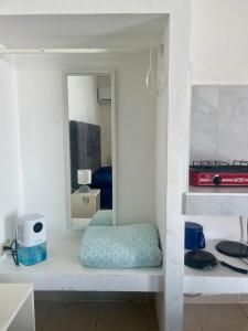 メリダにあるCasa Tepos, KANの部屋の棚に座る鏡