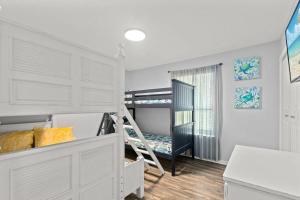 En eller flere senge i et værelse på High Tide Haven By StayLage + 29 billeder