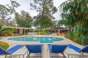 Swimmingpoolen hos eller tæt på High Tide Haven By StayLage