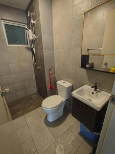 Ένα μπάνιο στο ZnZ Homestay Ostia Bangi Netflix