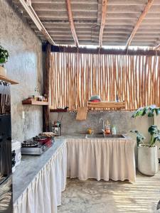 une cuisine avec une table recouverte d'une nappe dans l'établissement MIA Villa, à Tiến Thành 35 autres photos