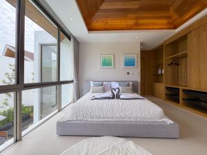 Ένα ή περισσότερα κρεβάτια σε δωμάτιο στο Sumptuous Duplex Pool Villa 3BR in Newly Built LuxPride 4 L12 Residence +26 φωτογραφίες