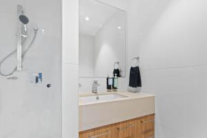 Koupelna v ubytování Ultima Escapes - Premium Penthouse in Adelaide CBD, 2BR, Free Parking, Wi-Fi