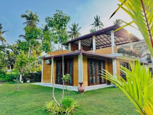 una casa en medio de un patio en Walawwa Villa Kathaluwa, en Ahangama