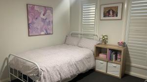 Un dormitorio pequeño con una cama y una mesita de noche. en Lap of Luxury- Bathurst House, en Kelso