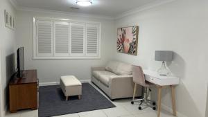 KelsoにあるLap of Luxury- Bathurst Houseのリビングルーム(ソファ、デスク付)