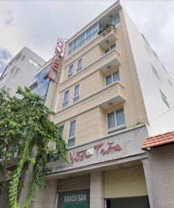 Khải Lộc Minh Hotel Hồ Chí Minh في مدينة هوشي منه: مبنى مكتوب عليه فندق ويستيمو