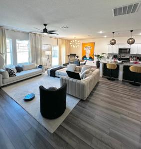 Χώρος καθιστικού στο The Luxe Residence Glenn heights, 4 Bedroom Home