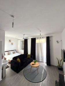 ムトワッパにあるAlvense apartmentのソファとテーブルのあるリビングルーム +51枚の写真