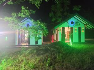 una casa iluminada por la noche con luces en Euro Elephant Yala, en Tissamaharama