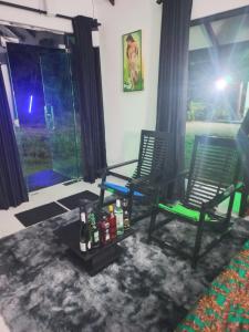 2 sillas sentadas en una habitación con ventana en Euro Elephant Yala, en Tissamaharama 19 fotos más